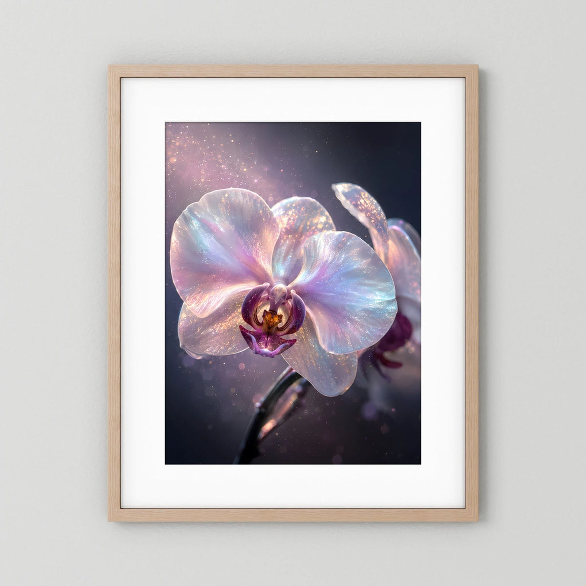 Orchideen-Poster im hellem Holzrahmen, schimmernde pastellfarbene Orchideenblüte