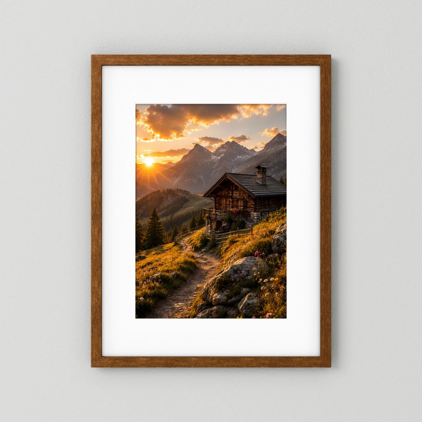 Hochformat-Poster mit dunklem Holzrahmen und weißem Rand: Berghütte im Sonnenuntergang