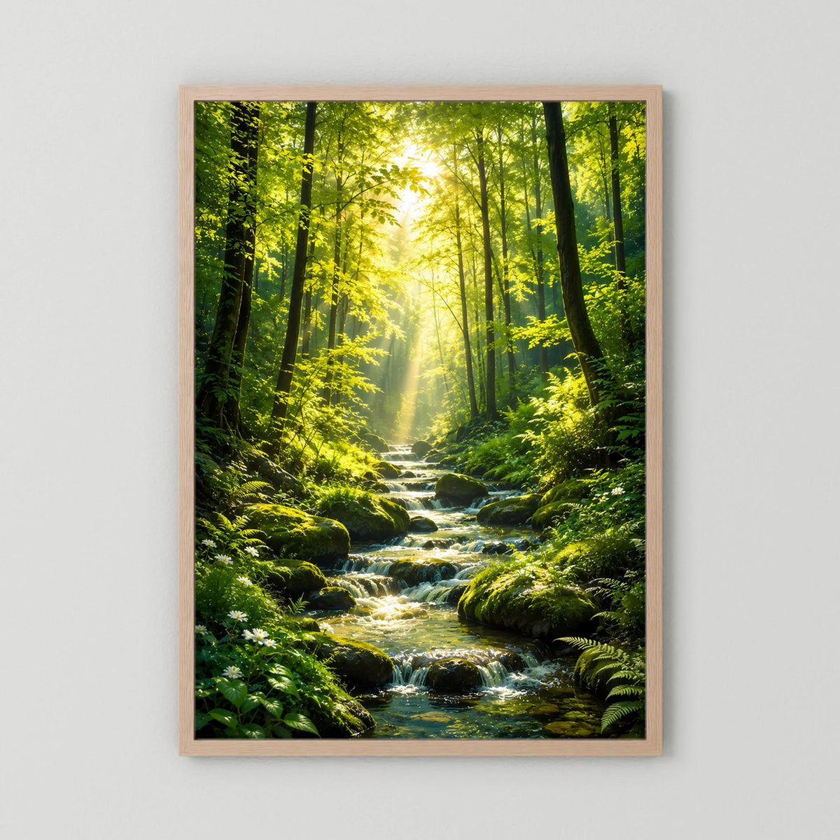 Hochformat-Poster Waldbach im grünen Wald mit Sonnenstrahlen, Holzrahmen naturfarben