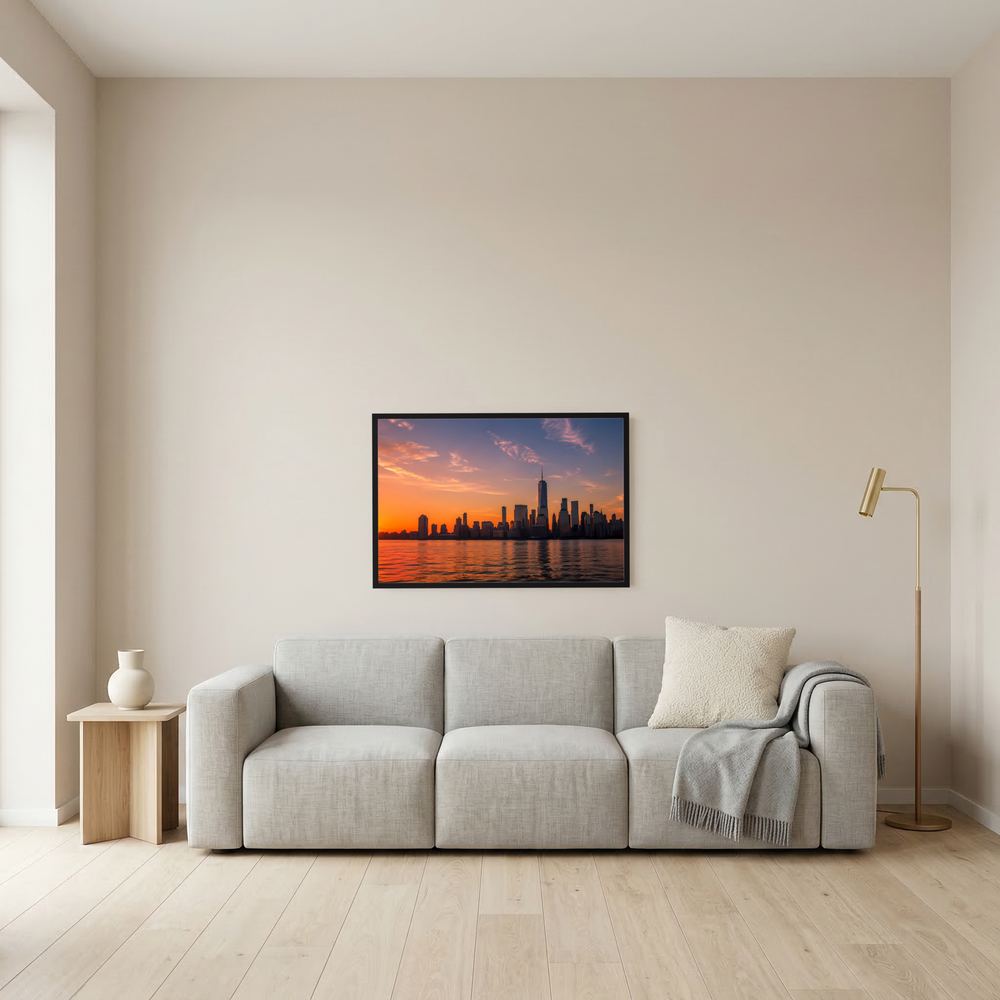 Gerahmtes Poster an der Wand im Querformat mit Skyline bei Sonnenuntergang über Wasser