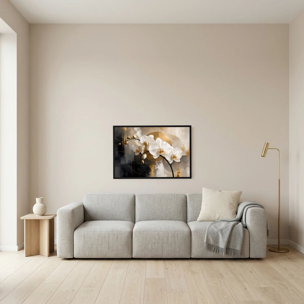 Querformatiges Orchideen-Poster mit schwarzem Rahmen und weißen Orchideen vor Goldakzenten