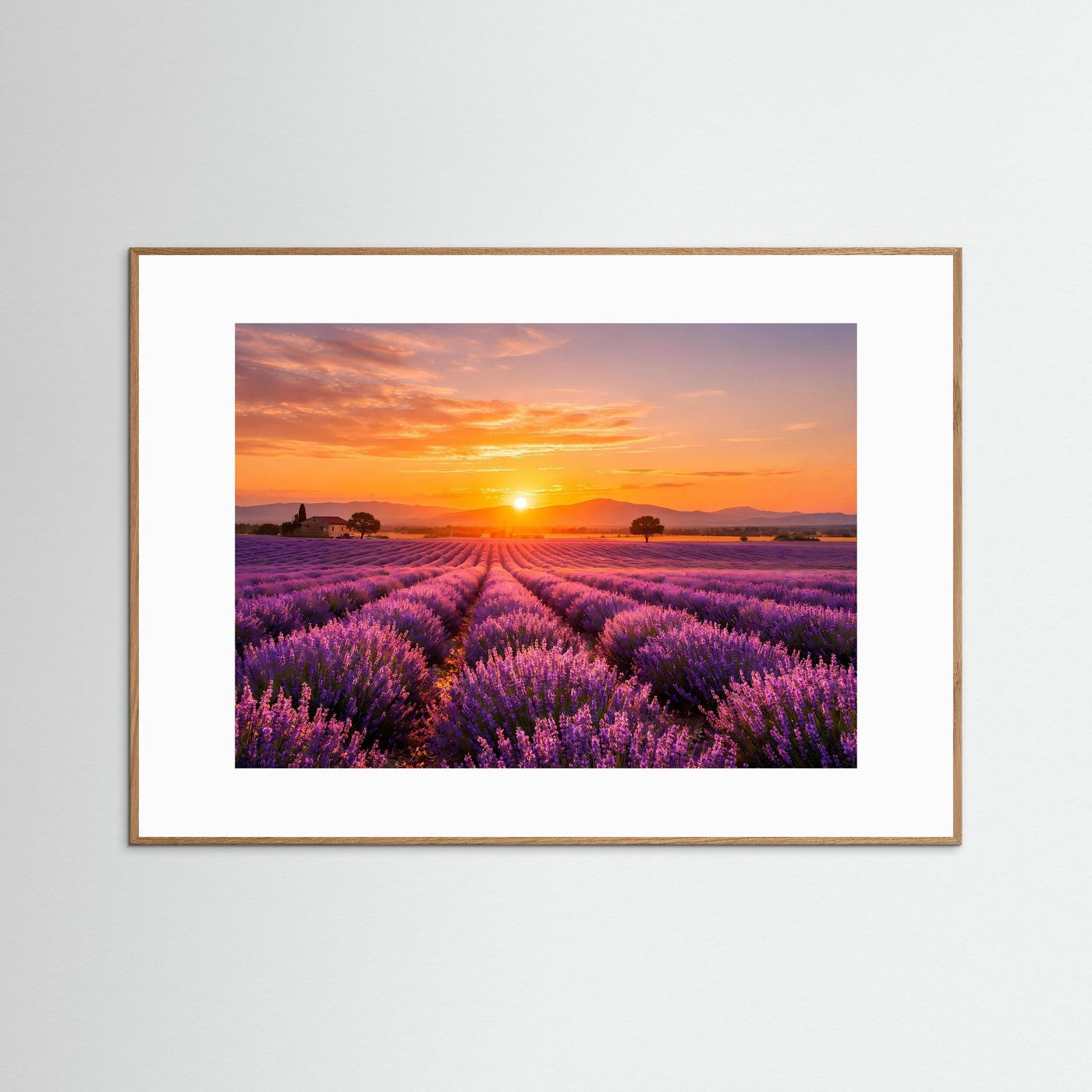 Wandbild mit Lavendelfeld bei Sonnenuntergang im hellen Holzrahmen