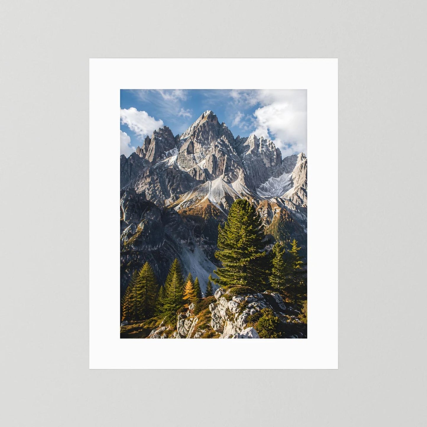 Poster mit weißem Rand: Alpen-Gipfel und Tannenlandschaft im Hochformat, ungerahmt.