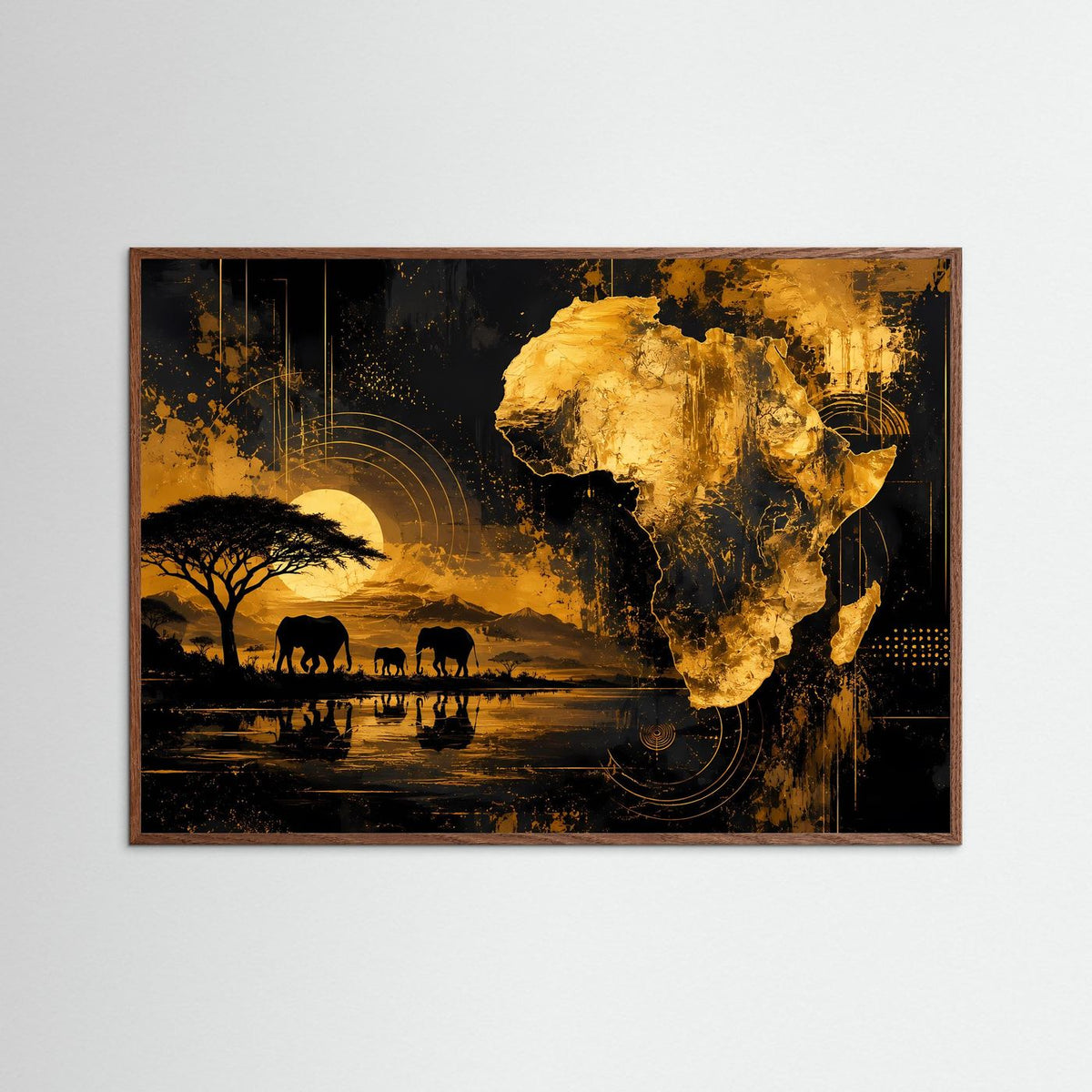 Dunkelbraun gerahmtes Poster im Querformat mit goldener Afrikakarte, Elefanten und Savanne