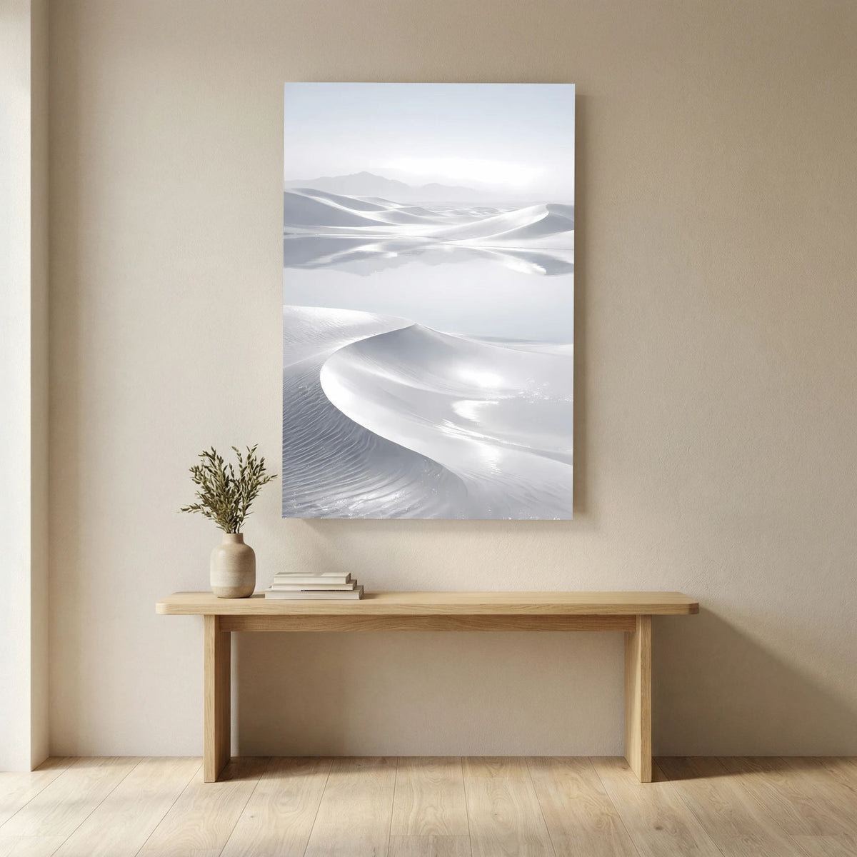 Wandposter mit minimalistischer Wüste und Dünen in Weiß/Grau, Hochformat