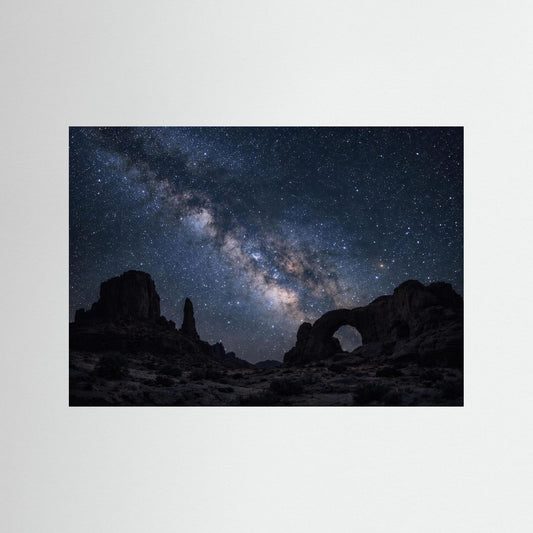 Poster im Querformat mit Sternenhimmel und natürlichem Felsbogen, dunkle Landschaft