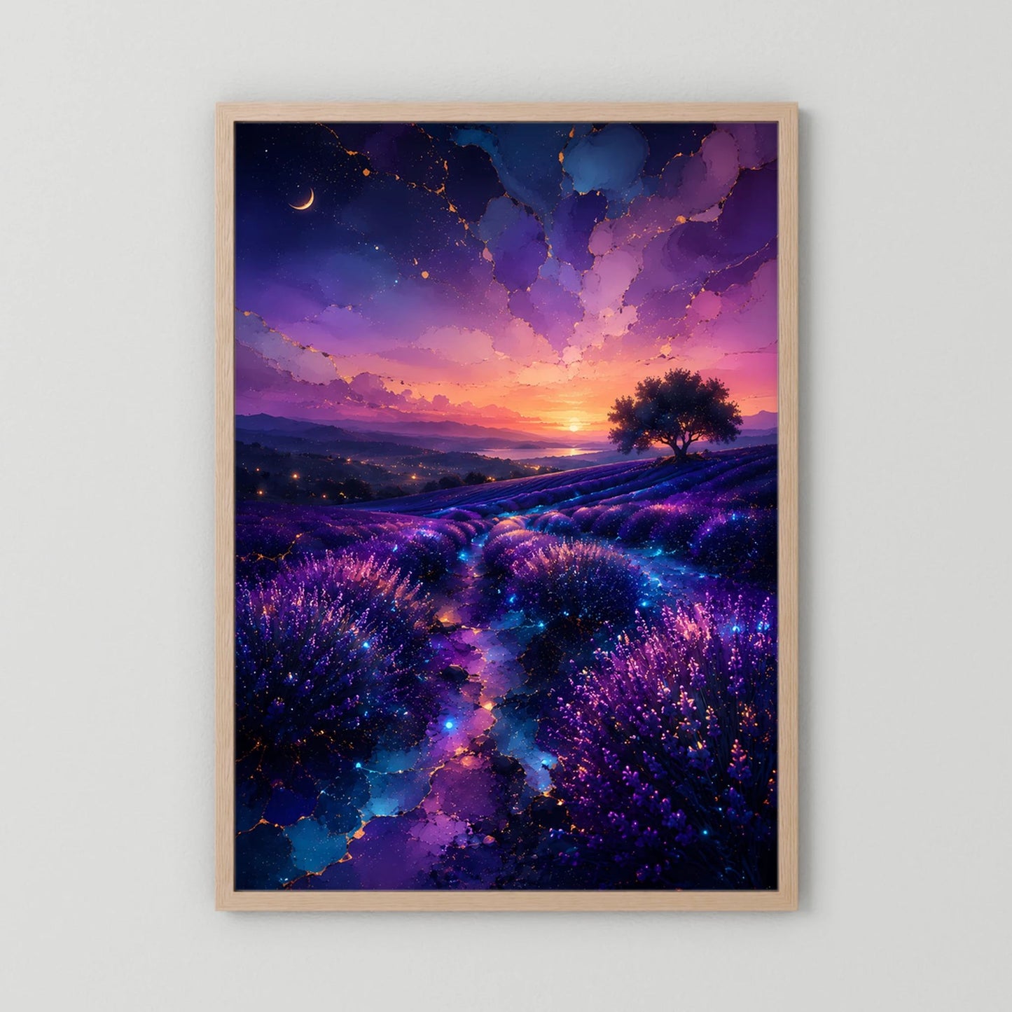 Hochformat-Poster mit Lavendelfeld in Violett-Blau, Sonnenuntergang, Holzrahmen naturfarben