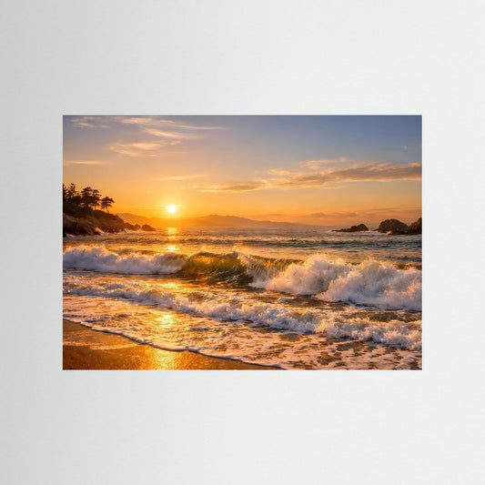 Panorama-Poster im Querformat: Sonnenuntergang am Strand mit schäumenden Wellen