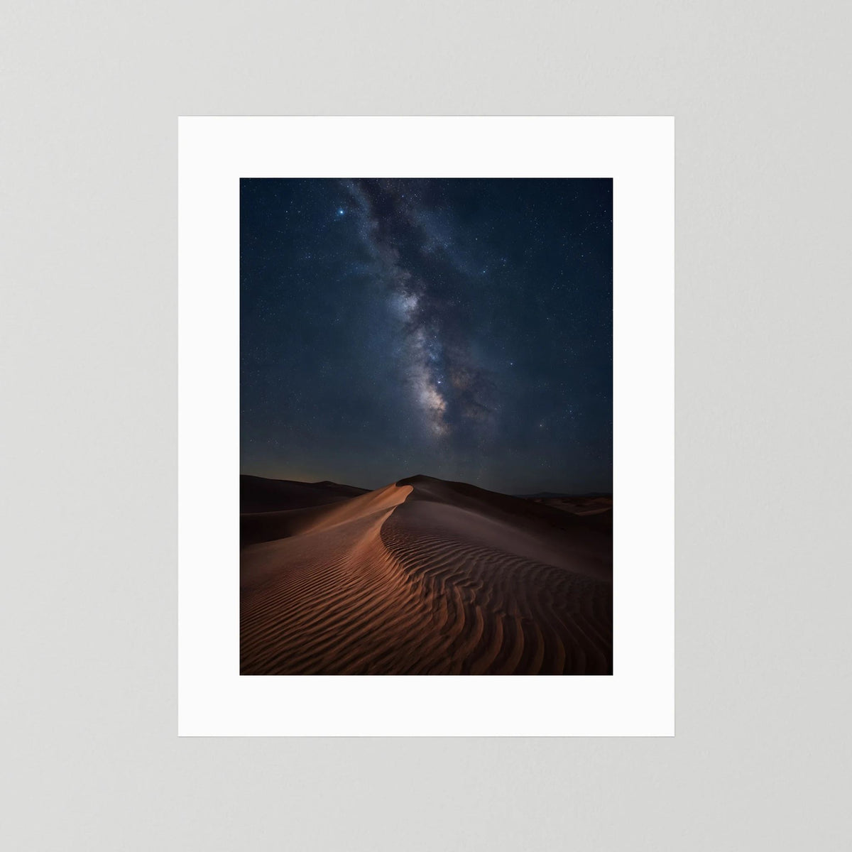 Hochformatiges Poster: Sanddünen bei Nacht mit Milchstraße, sternklarer Himmel, weißer Rand
