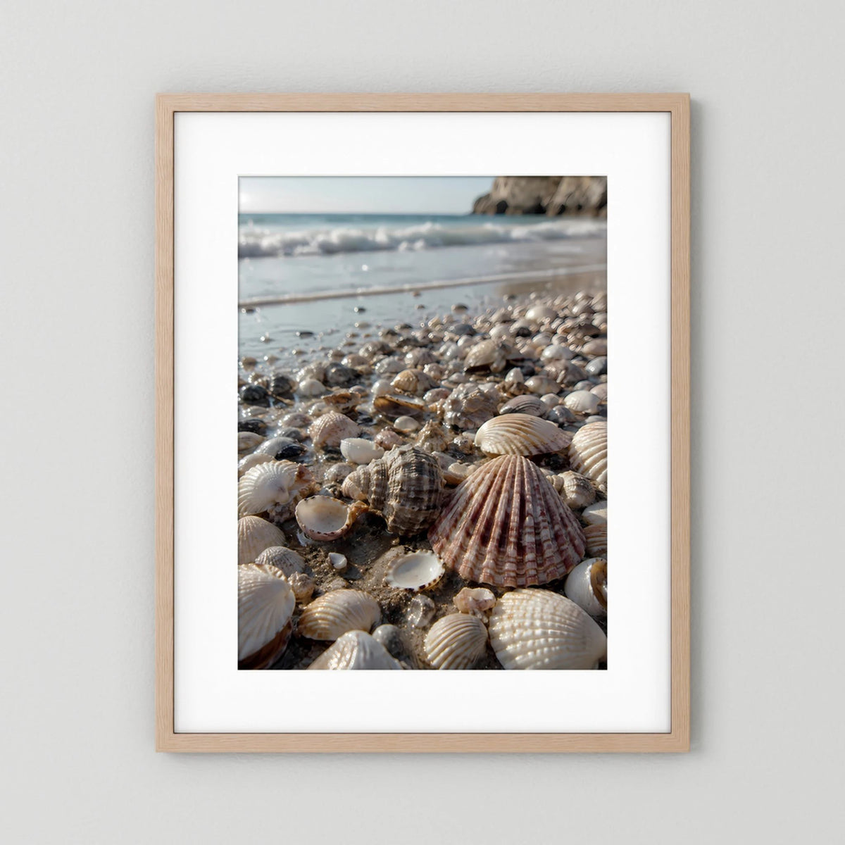 Hochformat-Poster mit Muschelstrand, helle Holzfassung, viele Muscheln