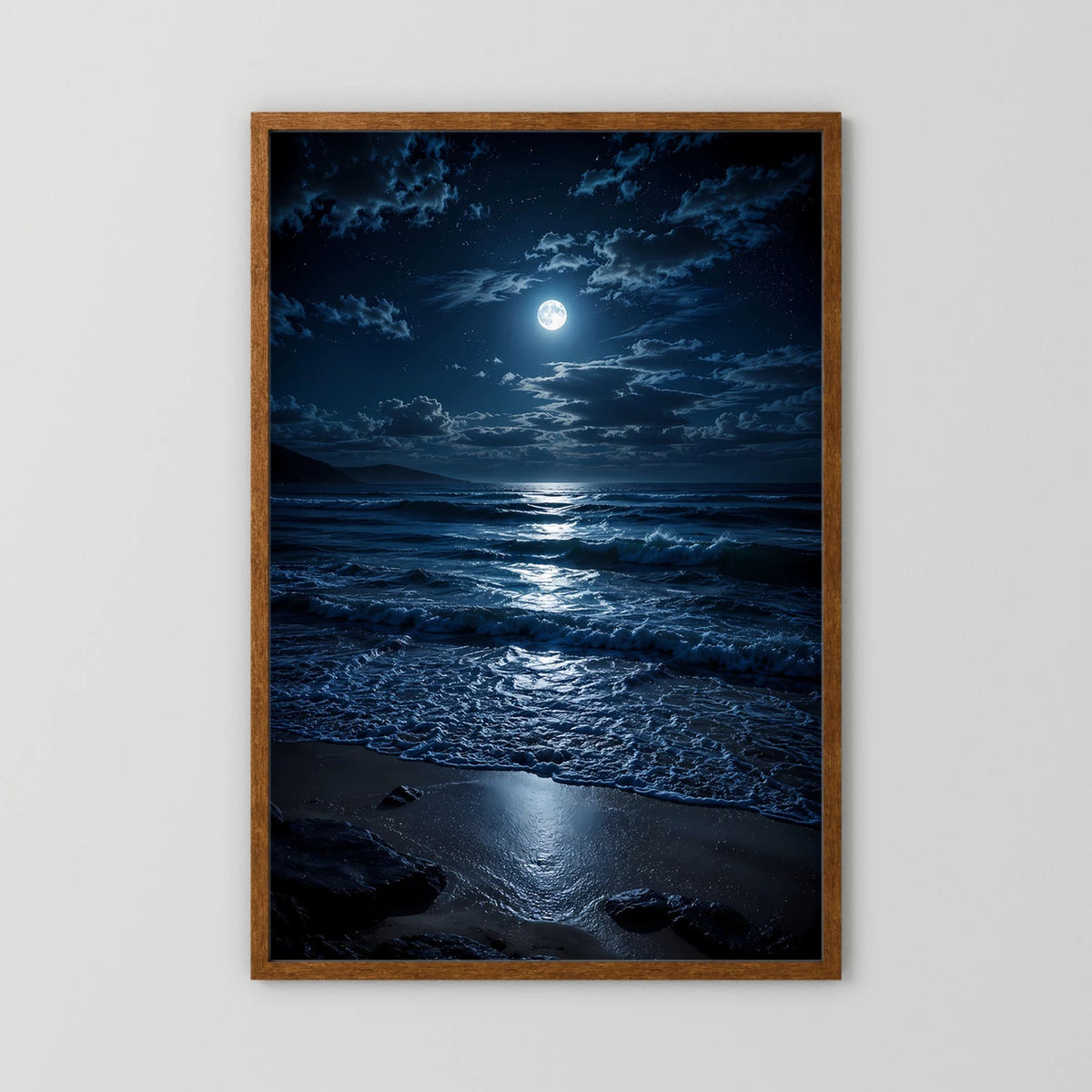 Poster mit braunem Holzrahmen: mondhelles Meer bei Nacht, Wellen und dunkler Himmel