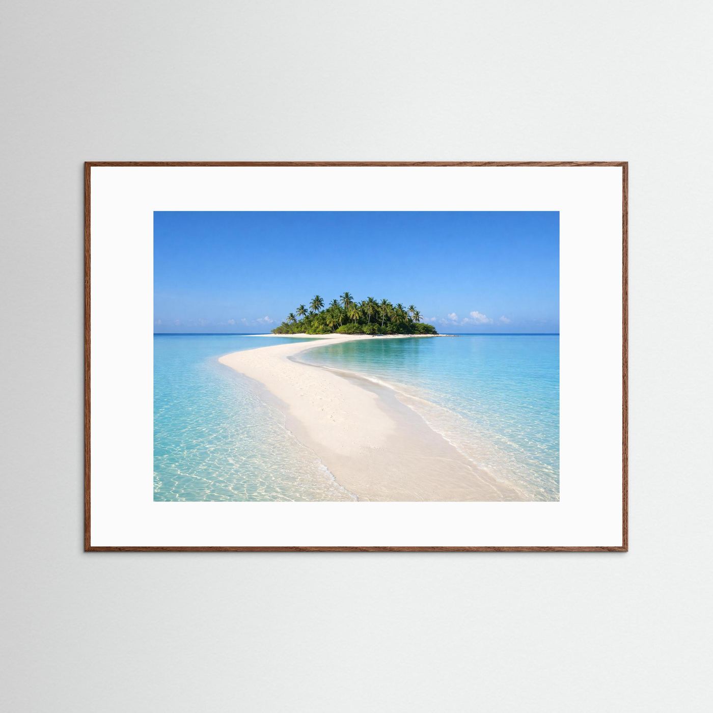 Poster mit Tropeninsel und geschwungener Sandbank im braunen Holzrahmen