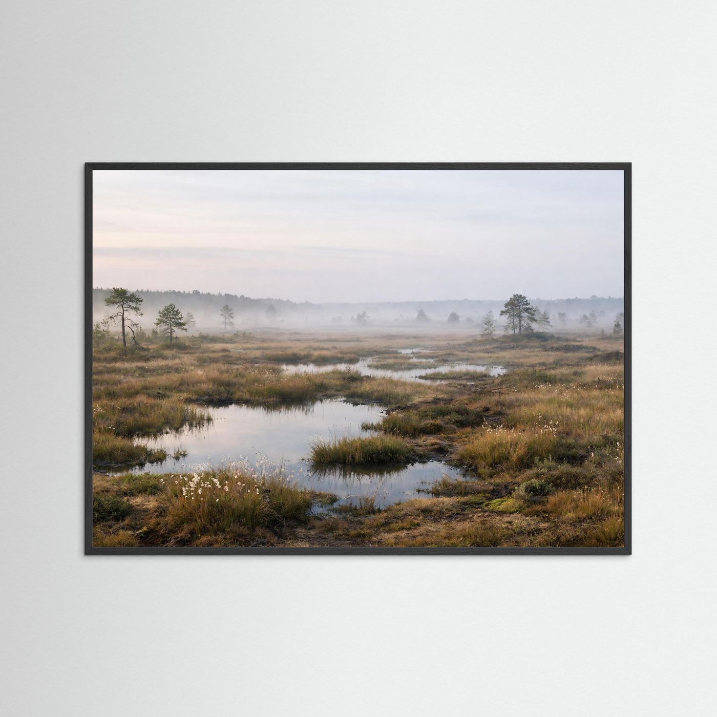 Moorlandschafts-Poster im schwarzen Holzrahmen: Wasserlauf, Gras und Nebel