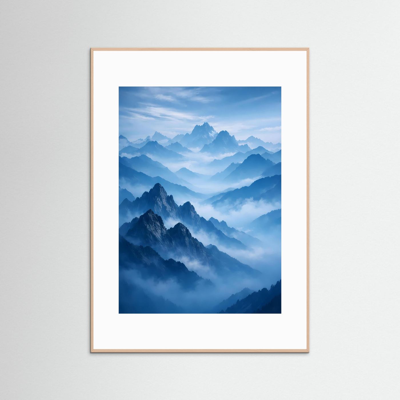 Poster mit Bergnebel im hellem Holzrahmen: Berge in Blau/Weiß, Hochformat