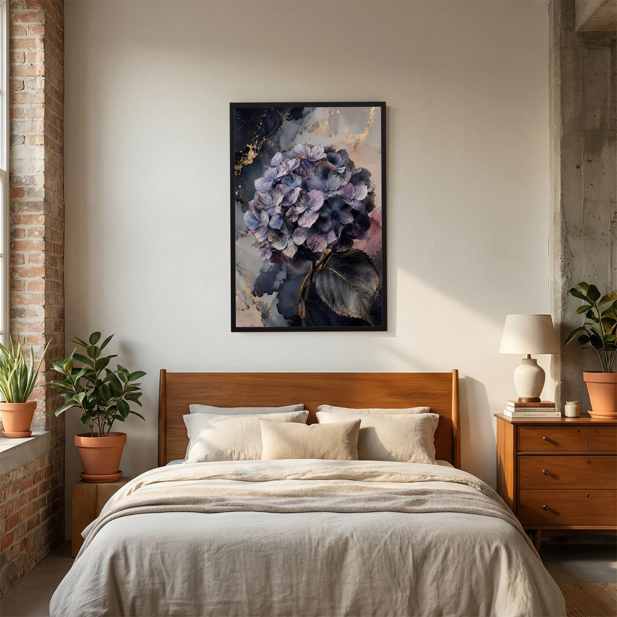 Hochformat-Poster mit violettem Hortensienstrauß im schwarzen Rahmen