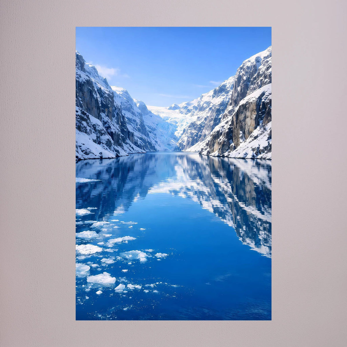 Hochformat Poster mit tiefblauem Fjord und Gletschereis, Berge am Horizont.