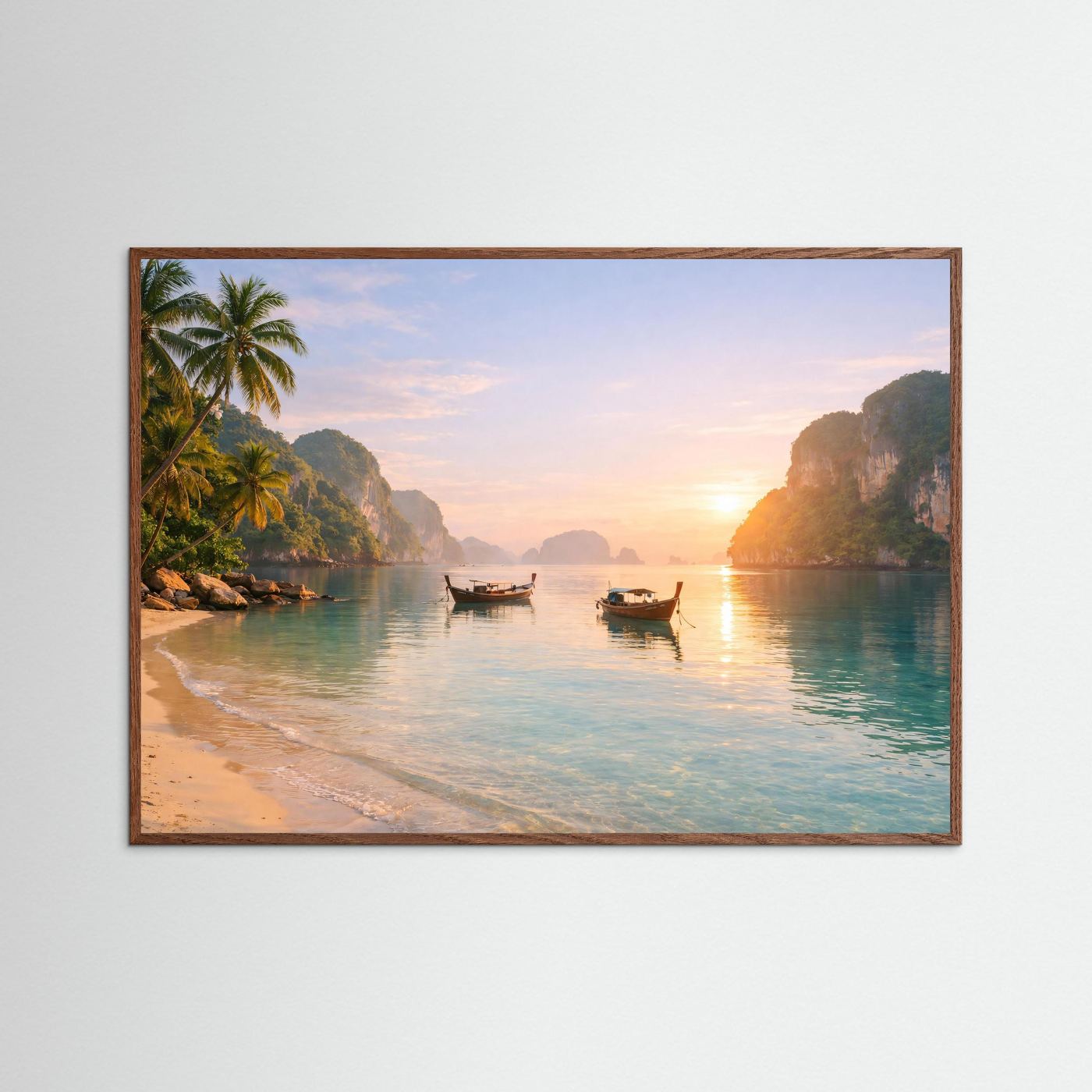 Poster im Querformat mit dunklem Eichenrahmen: Sonnenaufgang an tropischer Bucht mit Booten