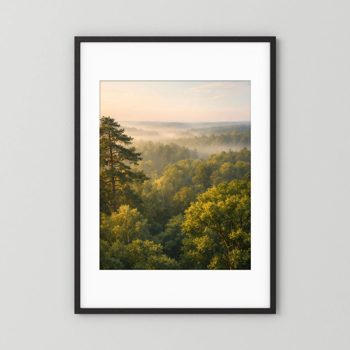 Hochformat-Poster Waldlandschaft mit schwarzem Rahmen und weißem Passepartout