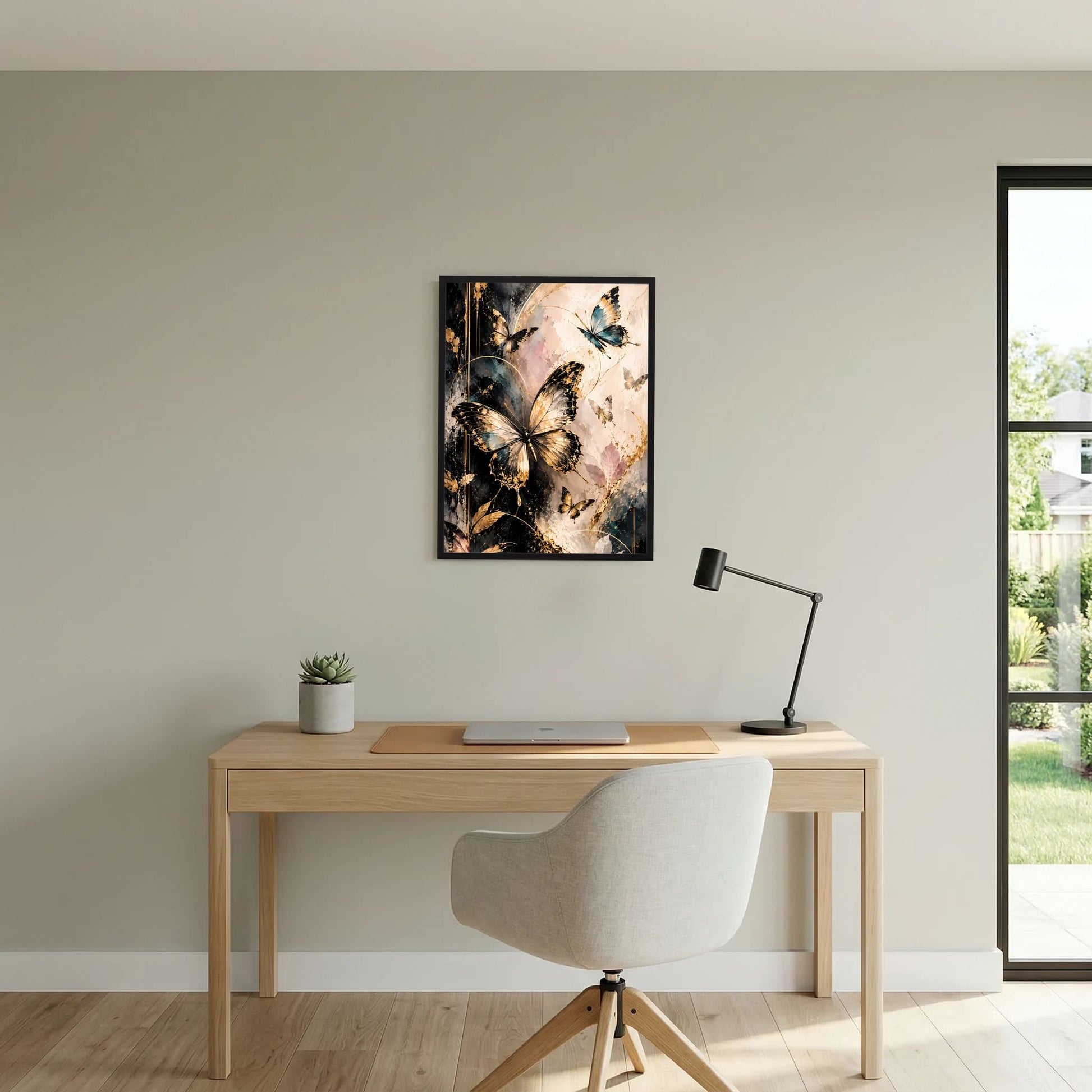 Wandposter im schwarzen Rahmen mit gold-schwarzen Schmetterlingen und blauen Akzenten