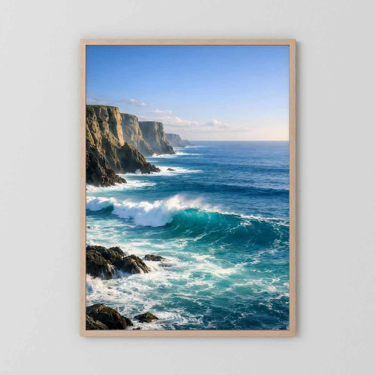 Wandbild im Hochformat mit Steilküste und tosenden Wellen, hellbrauner Holzrahmen