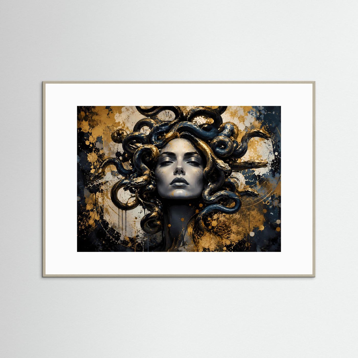 Gerahmtes Wandbild mit Medusenmotiv in Schwarz und Gold, weißer Rahmen