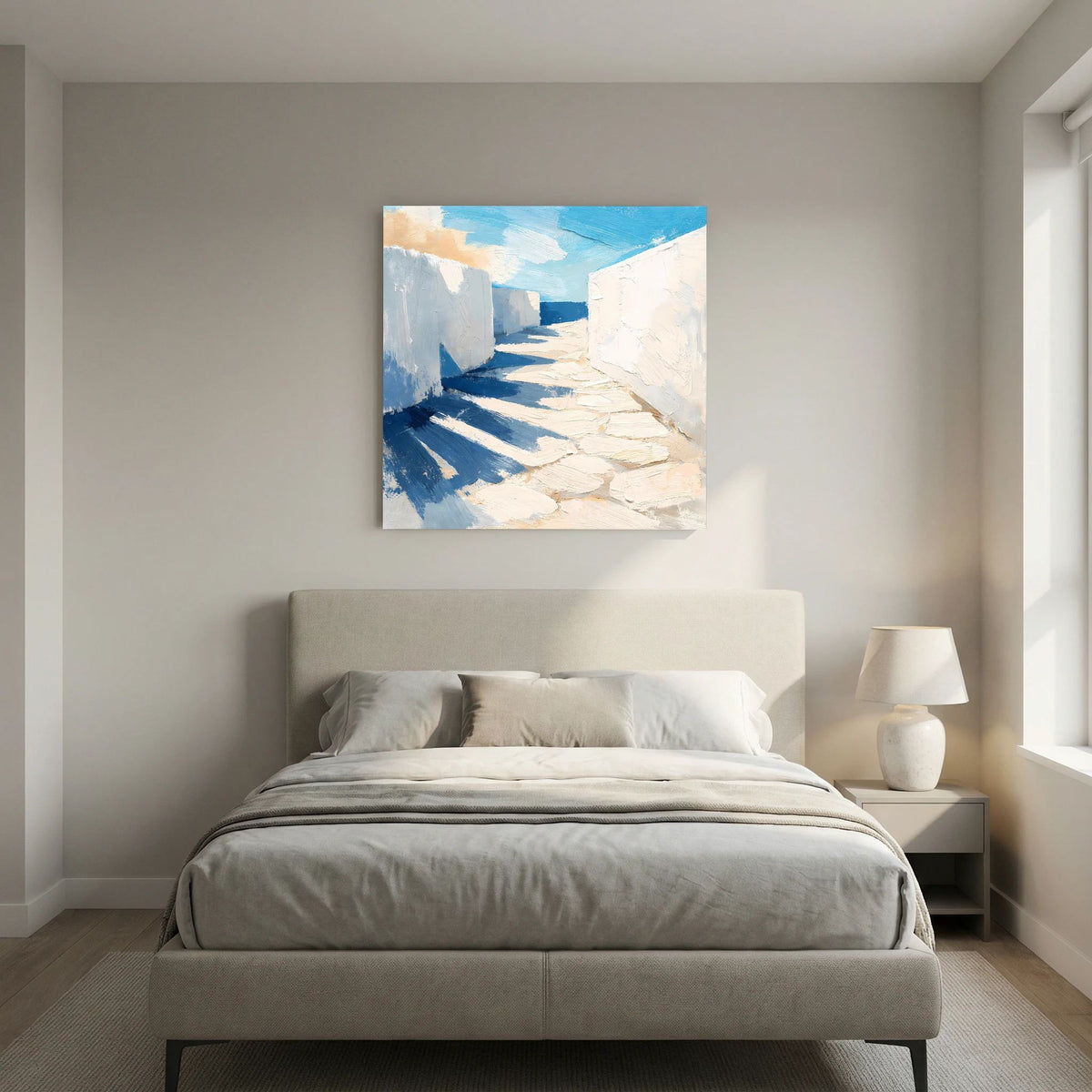 Abstraktes Küsten-Leinwandbild, kompakte Ansicht mit blauem Himmel und schattiger Gasse