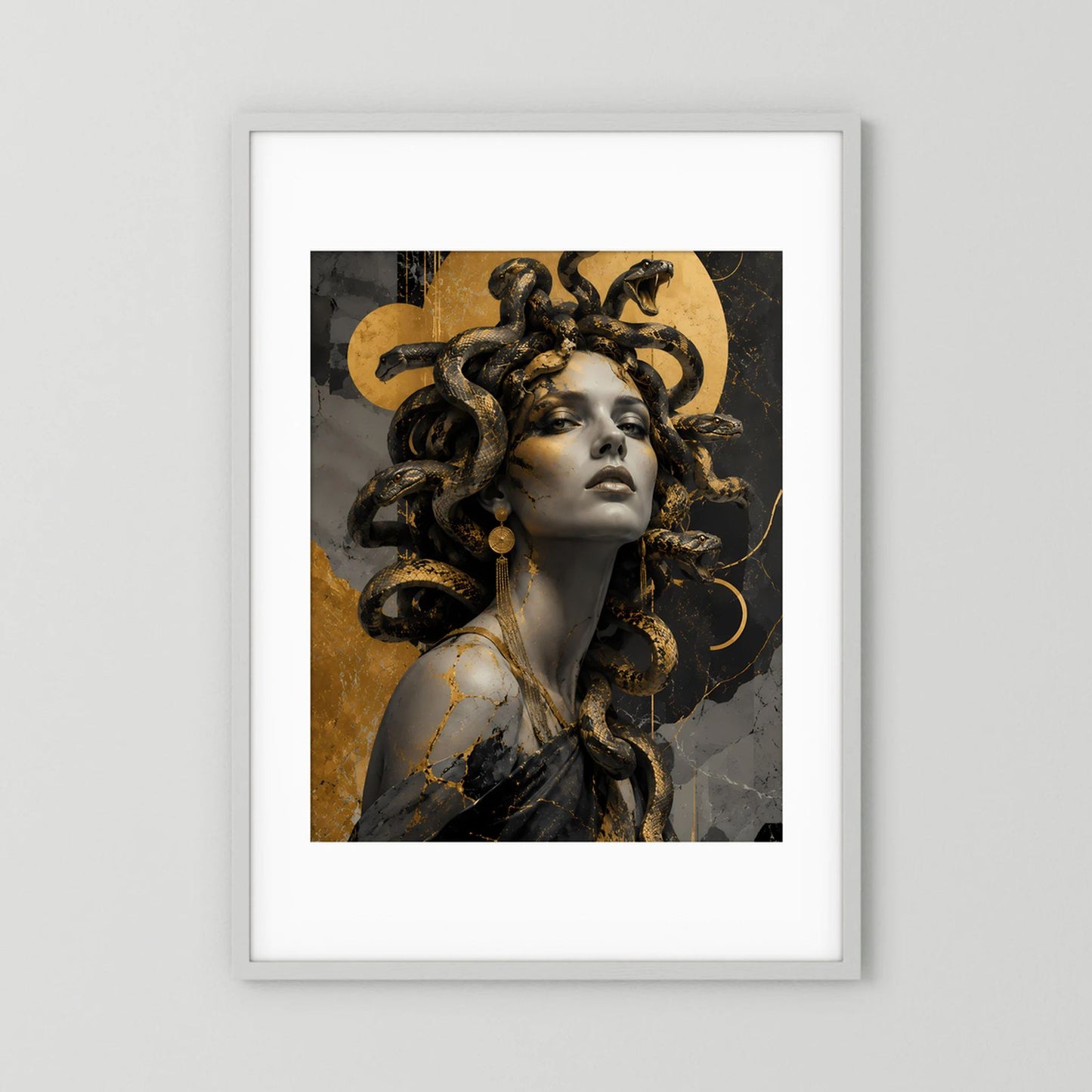 Medusa in Schwarz und Gold | Mystische Frau mit Schlangen | Poster Hochformat