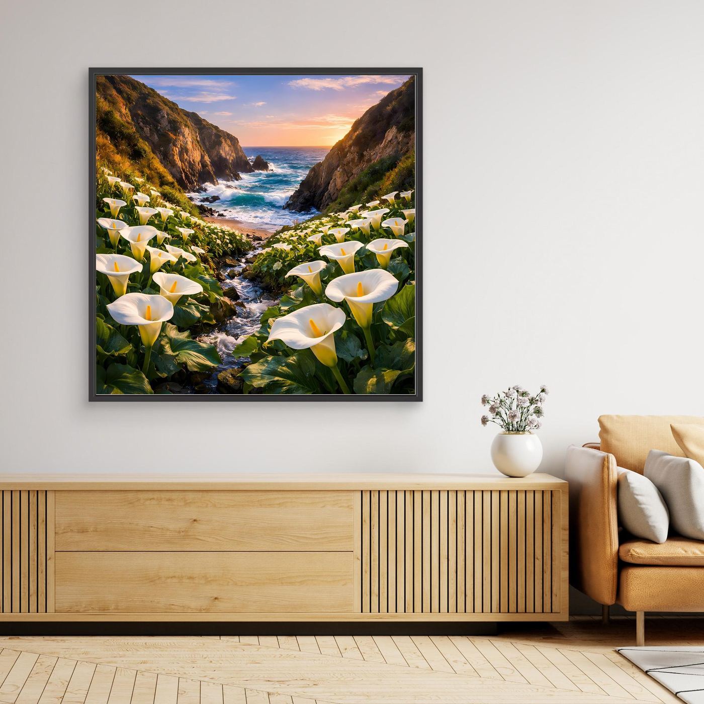 Leinwandbild mit Calla-Blumen in Küstenschlucht und Meerblick, schwarzer Rahmen