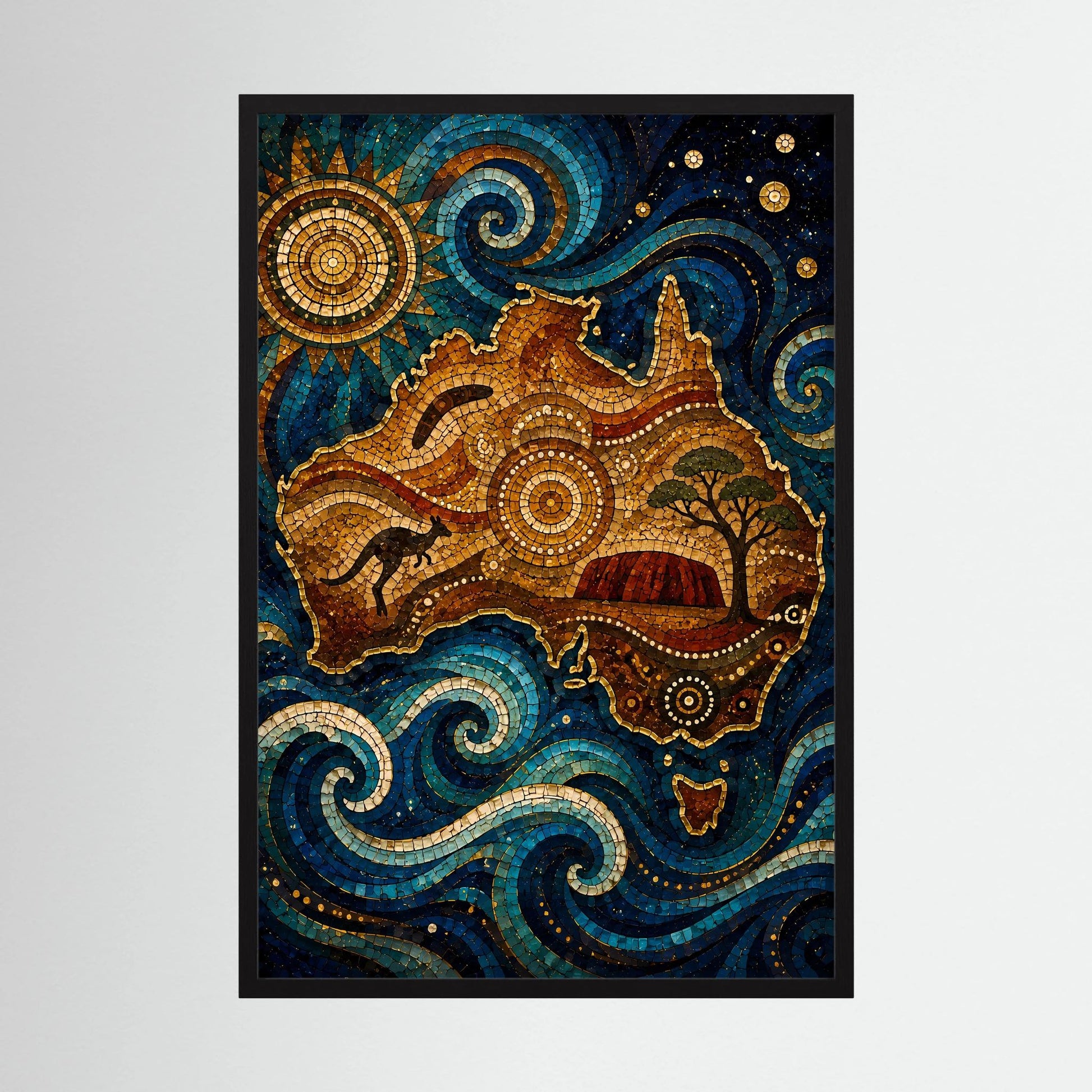 Gerahmtes Poster mit Mosaik-Landschaft, Känguru, blauen Wellen und Kreis-Sonne am Himmel
