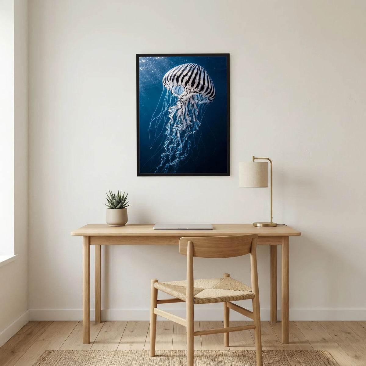 Hochformatiges Poster mit Qualle in Blau, schwarzem Rahmen