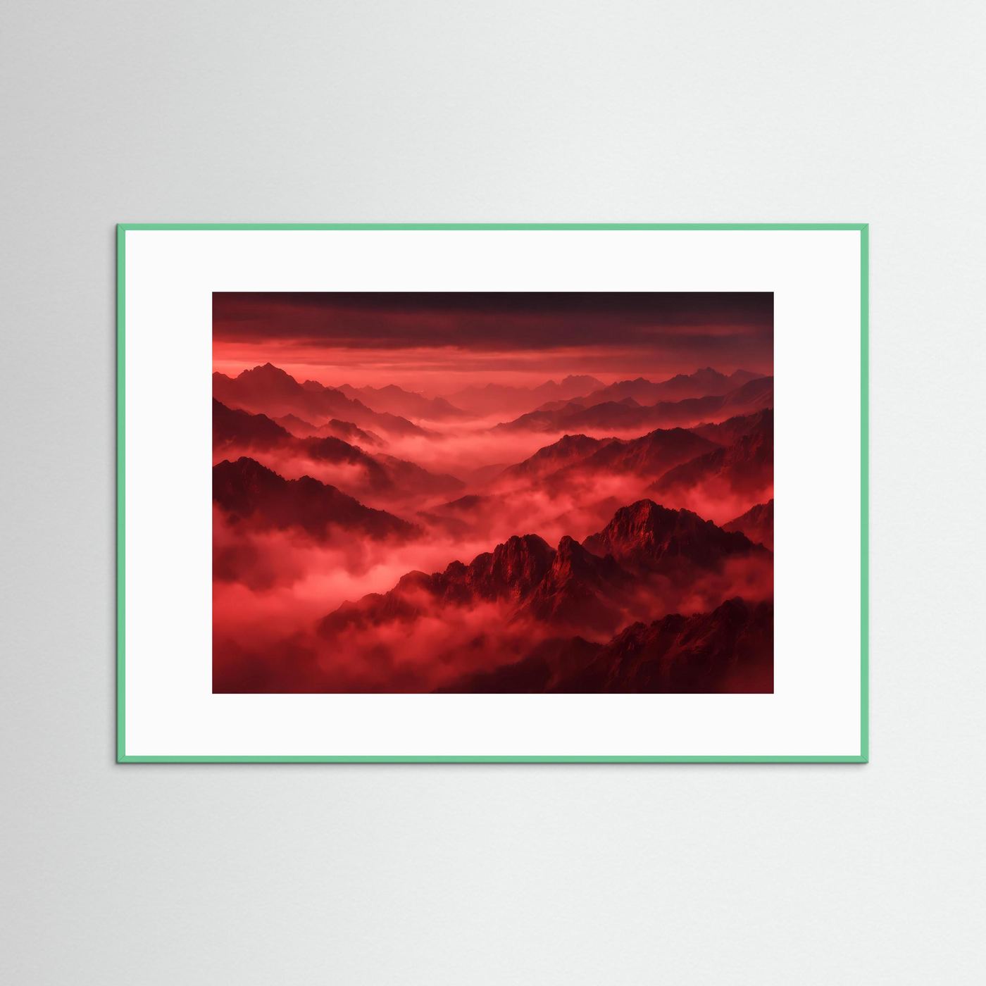 Wandbild mit rotem Bergpanorama im Nebel, grüner Rahmen und weißer Passepartout-Kante