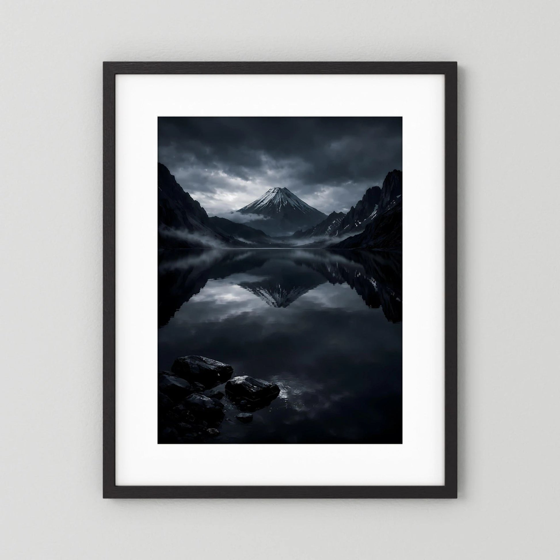 Wandbild-Poster mit Bergsee und Vulkankegel, schwarzer Rahmen mit weißem Passepartout