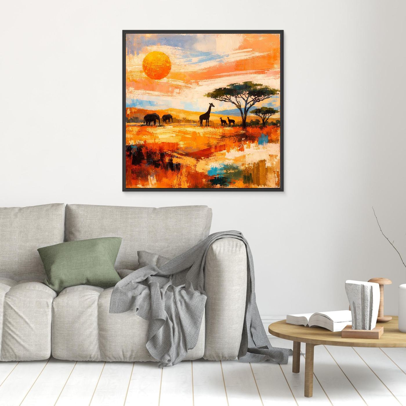 Kleines gerahmtes Leinwandbild mit afrikanischer Savanne: Giraffe, Tiere und orangefarbene Sonne.