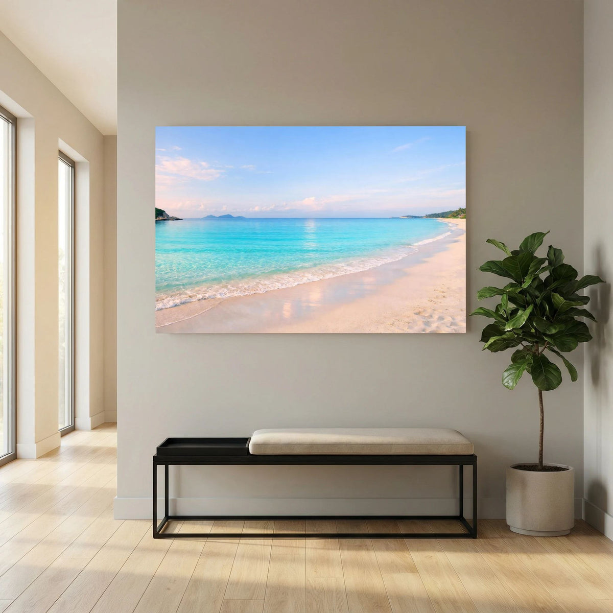Wandbild im Querformat mit Sandstrand und türkisblauem Wasser, klare Strandlinie.