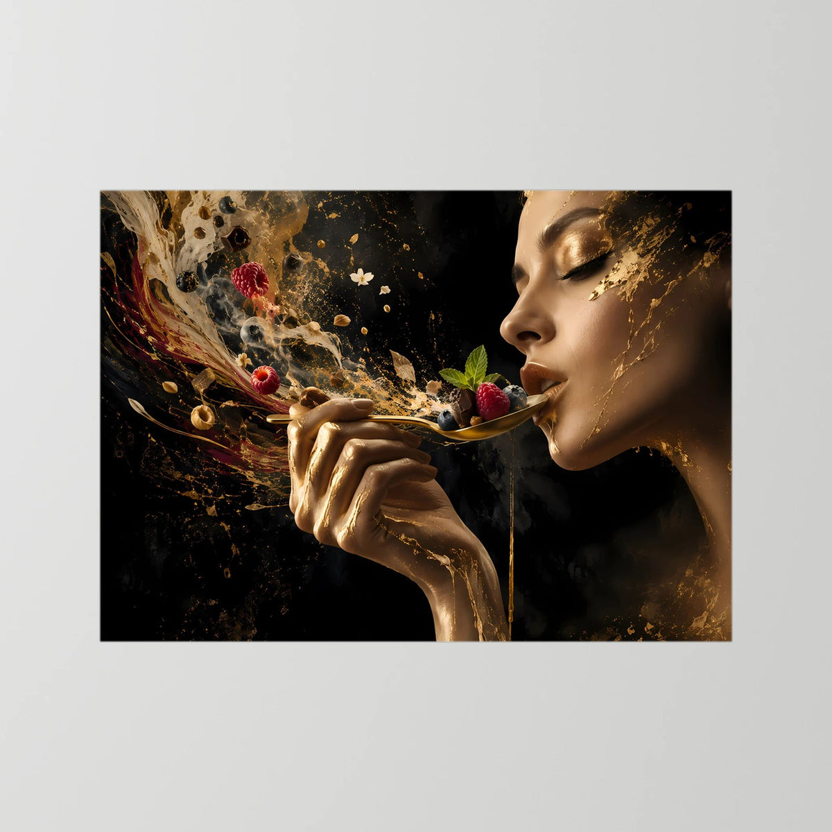 Querformat-Poster: Frau mit goldenen Spritzern, Beeren und Schale vor dunklem Hintergrund.