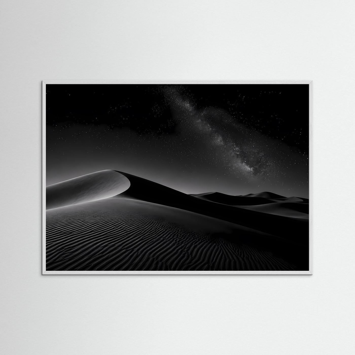 Querformat-Poster mit grauem Rahmen: Sanddünen bei Nacht unter der Milchstraße