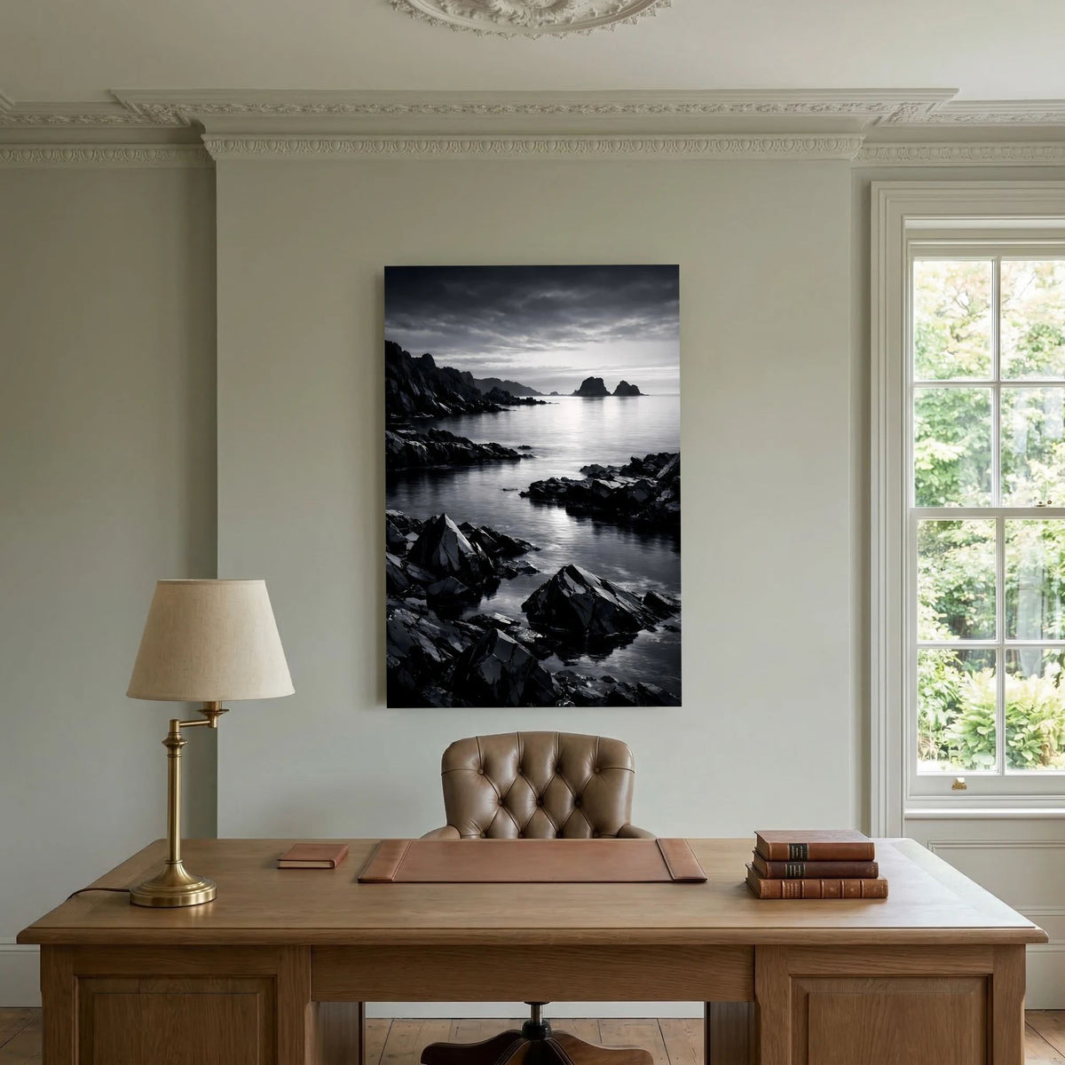 Hochformatiges schwarzweißes Wandbild mit Blick über Wasser zu Felsen am Horizont