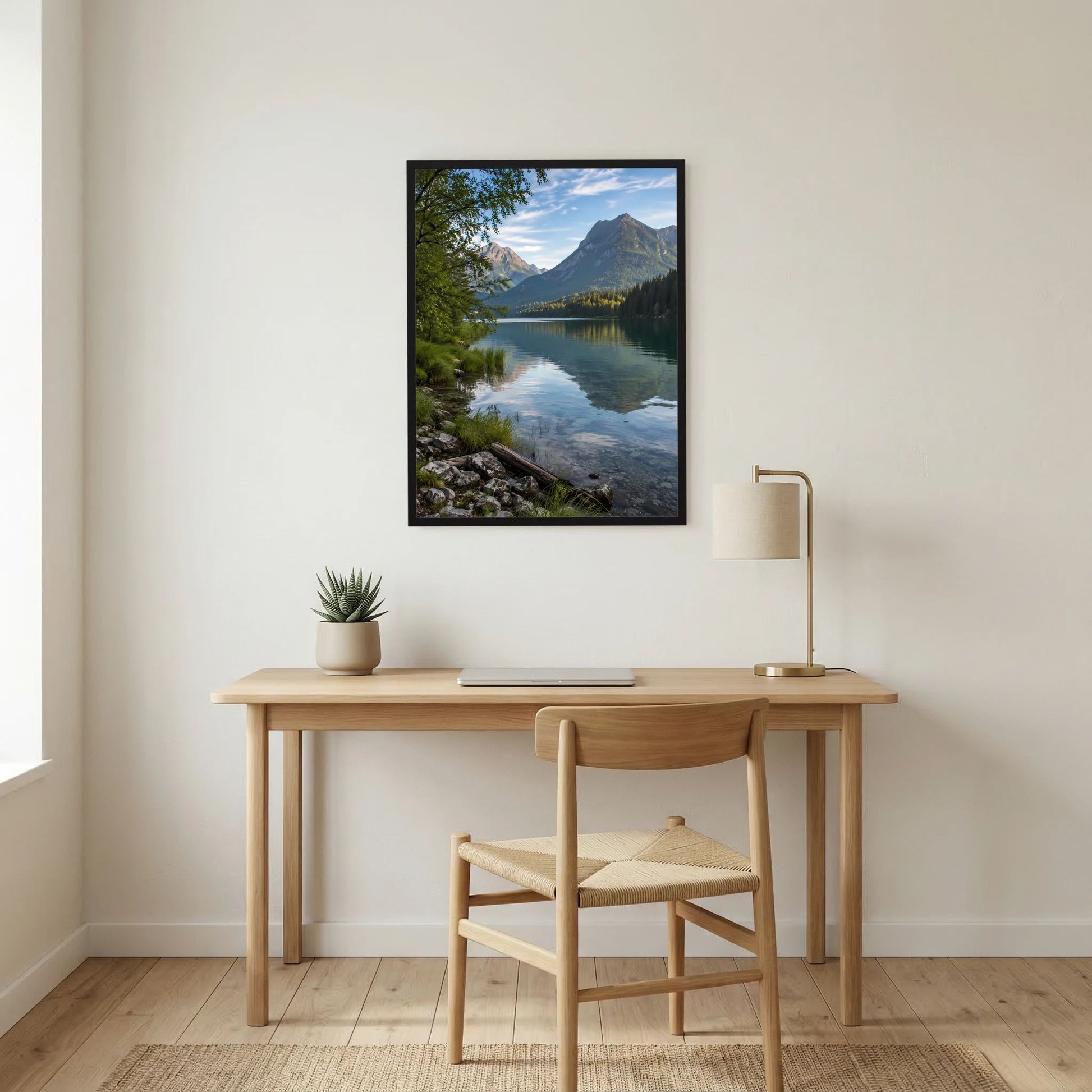 Gerahmtes Poster im Hochformat: ruhiger Bergsee mit Ufersteinen und bewaldeten Hängen