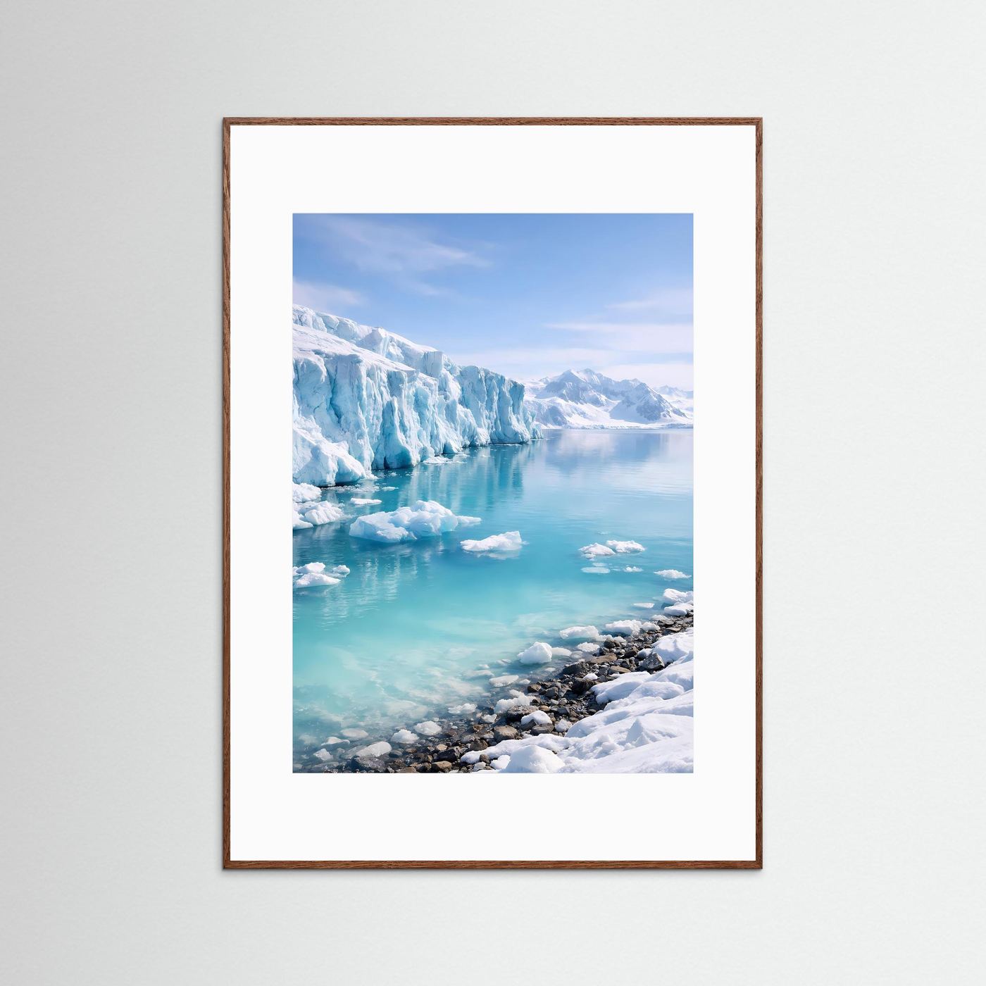 Gletscher-Poster im braunen Holzrahmen mit weißem Passepartout, türkisfarbenes Küstenmotiv