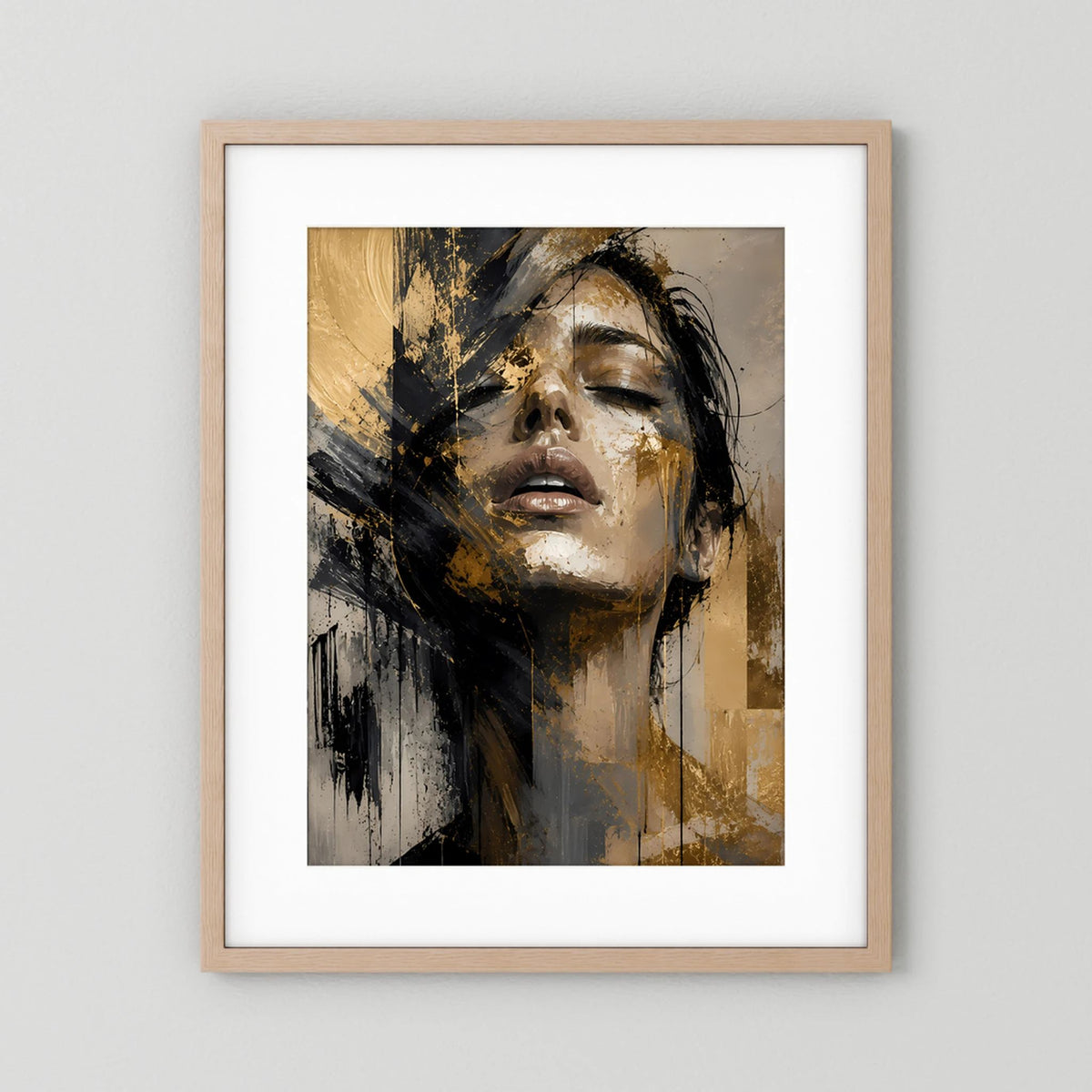 Poster im Hochformat mit abstraktem Frauenporträt in Gold und Schwarz, Holzrahmen (hell)