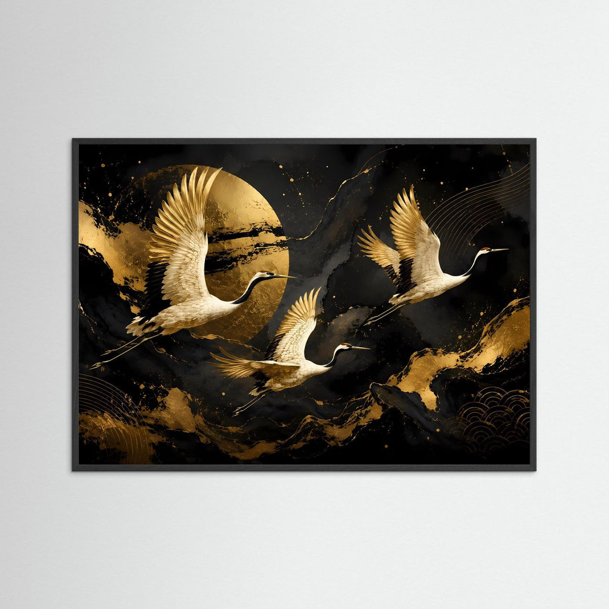 Poster Querformat mit goldenen Kranichen im Flug auf dunklem Hintergrund, dunkler Rahmen
