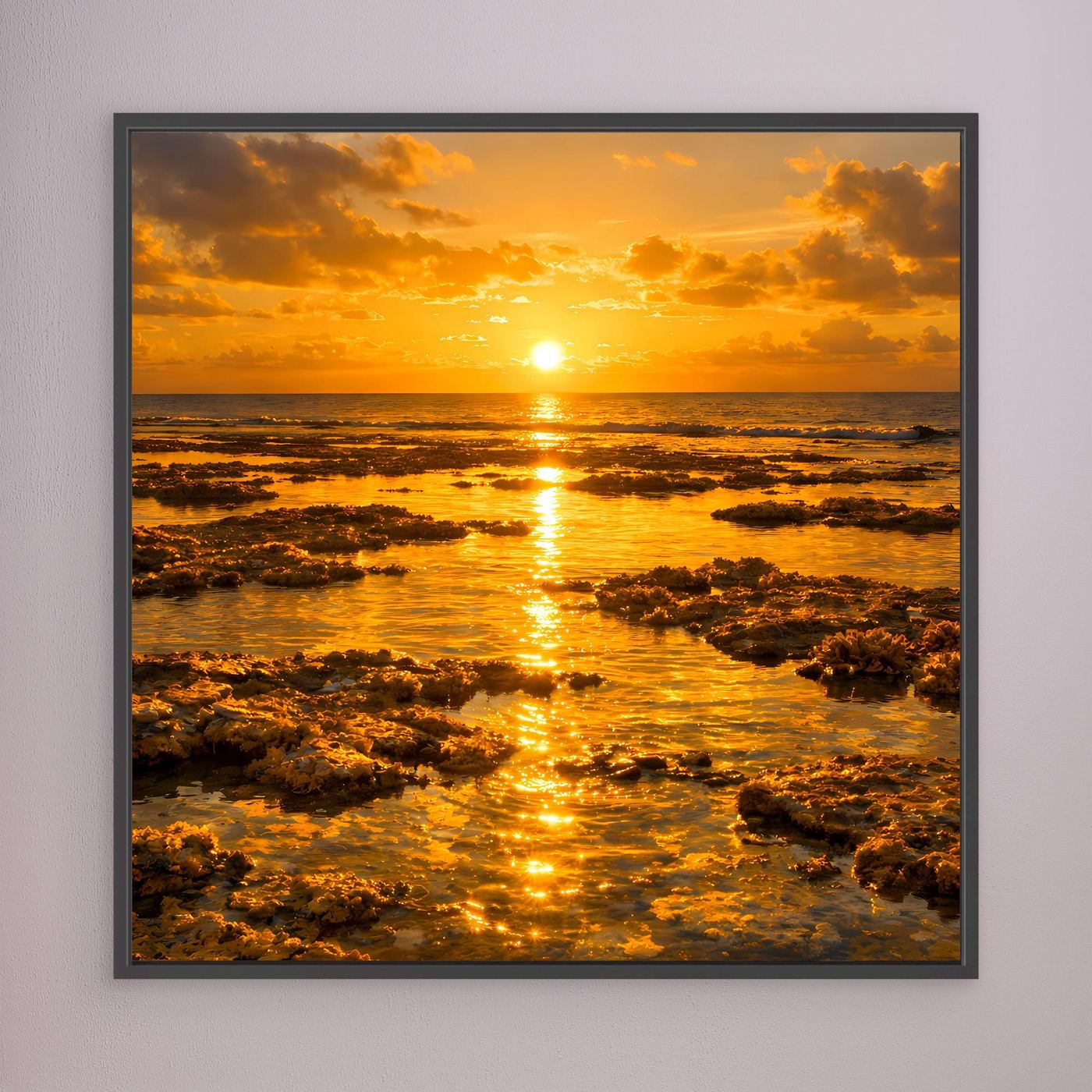 Leinwandbild im schwarzen Rahmen mit goldenem Sonnenuntergang am Meer
