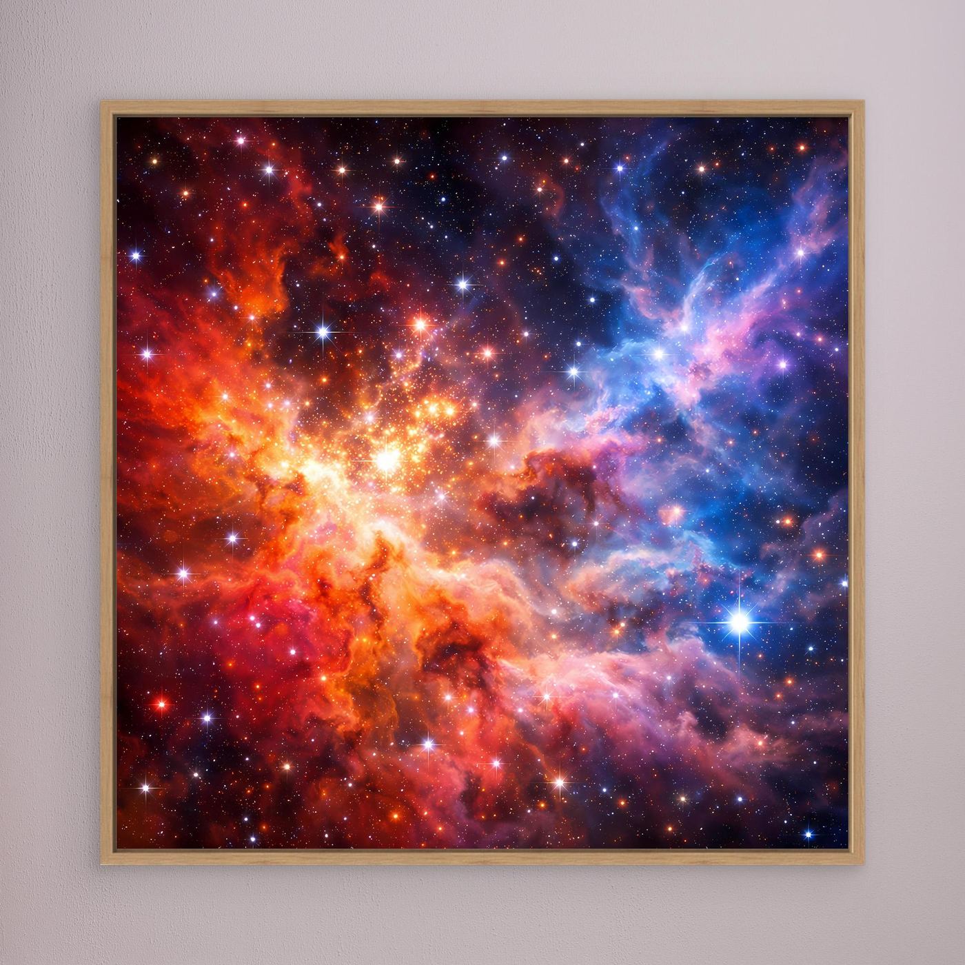 Leinwandbild mit kosmischen Nebeln: rot-blauer Sternhimmel, goldener Holzrahmen