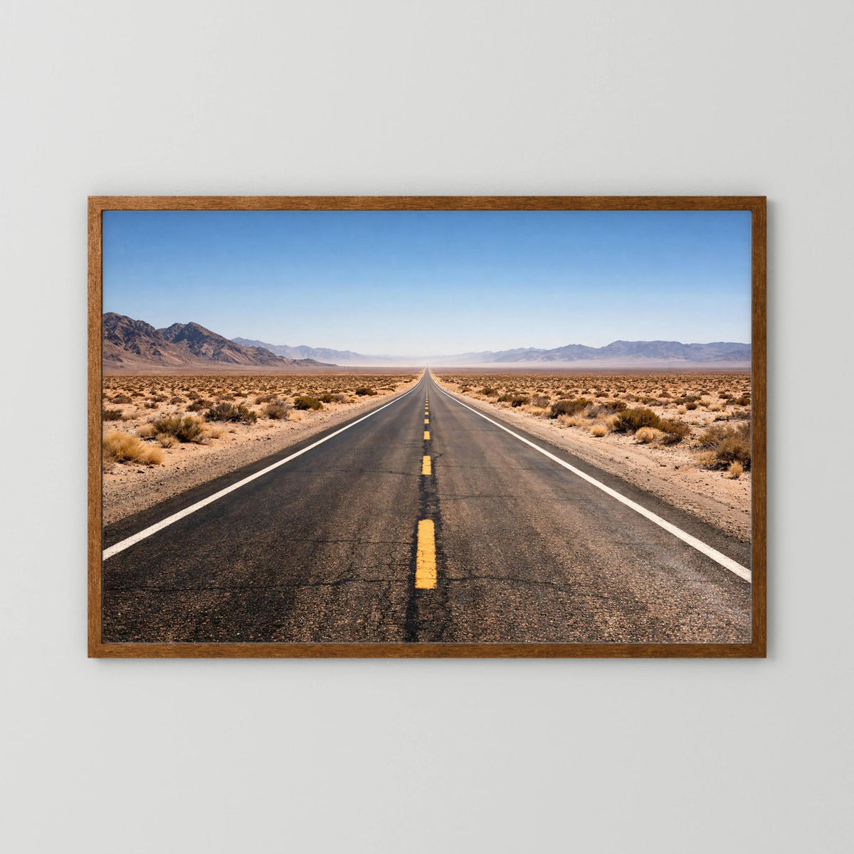 Wandbild Querformat mit dunkelbraunem Holzrahmen und Wüstenstraße, blau eingefasst