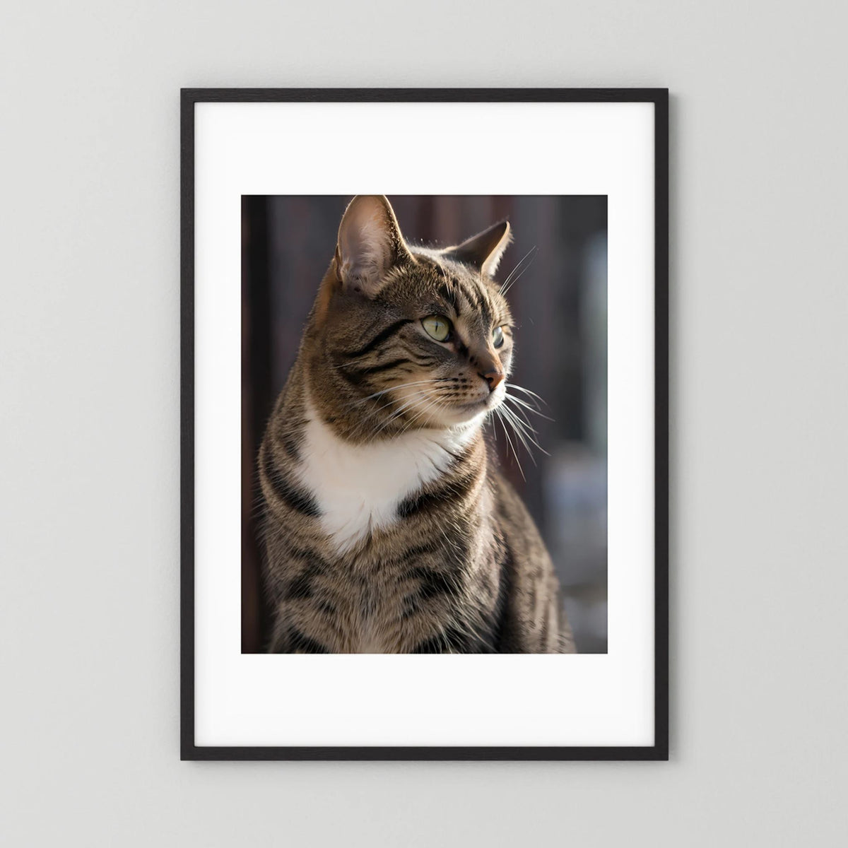 Poster mit getigerter Katze im Hochformat, schwarzer Rahmen und weißer Rand