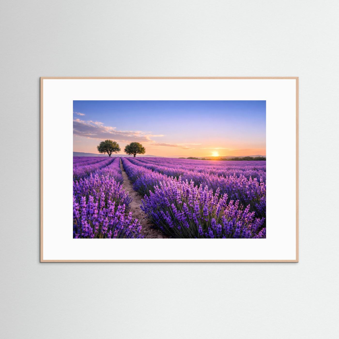 Querformatiges Poster mit violetten Lavendelfeldern und Sonnenuntergang, heller Holzrahmen