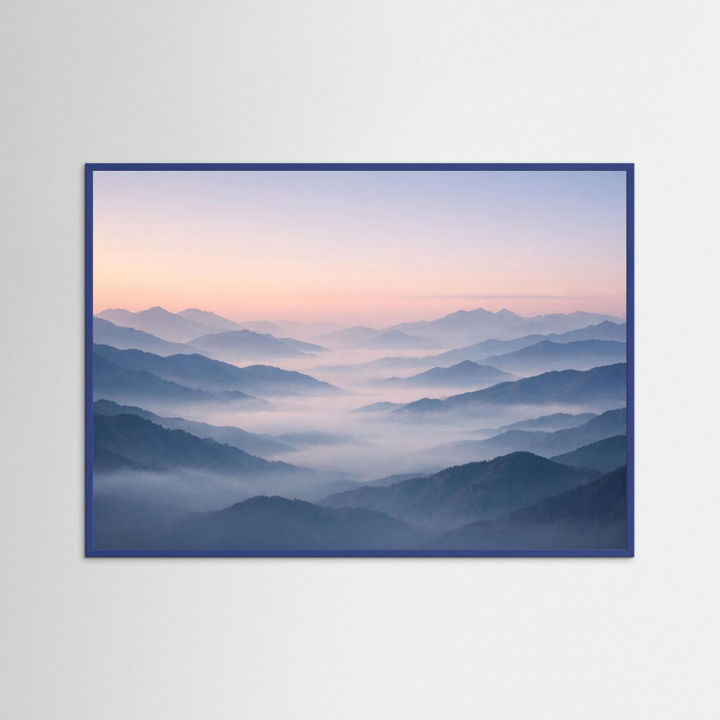 Bergpanorama Naturposter im Querformat mit blauem Rahmen und Morgennebel