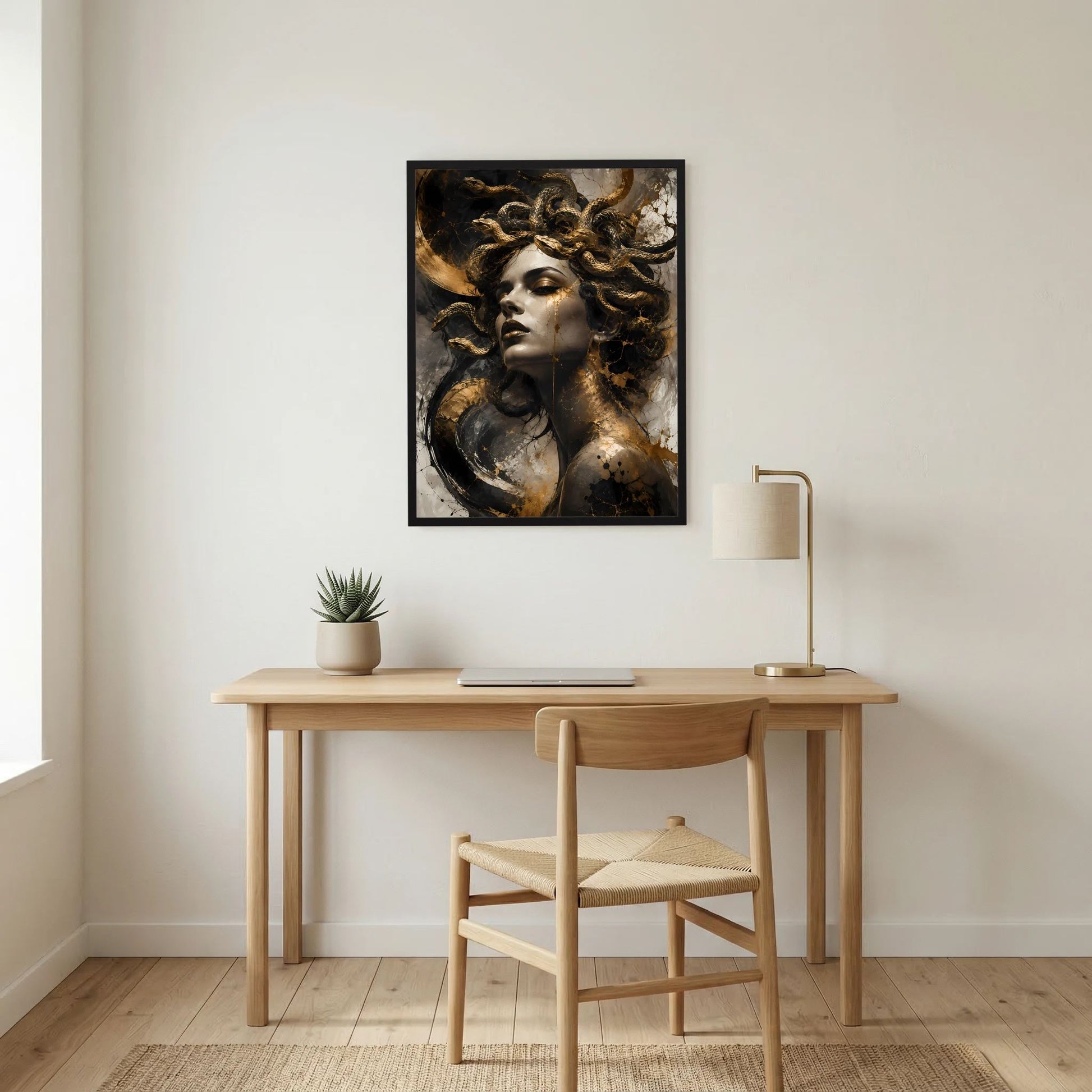 Poster im Hochformat mit Medusa-Frau und goldenen Schlangen, schwarzer Rahmen.