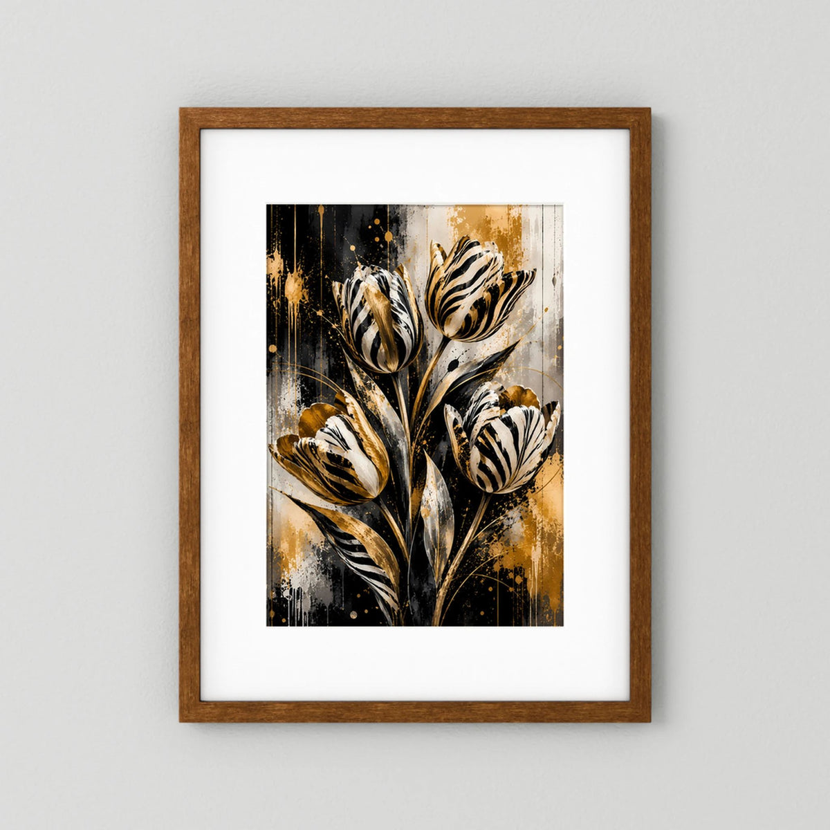 Hochformatiges Poster mit abstrakten Tulpen in Schwarz, Weiß und Gold, im dunkelbraunen Holzrahmen