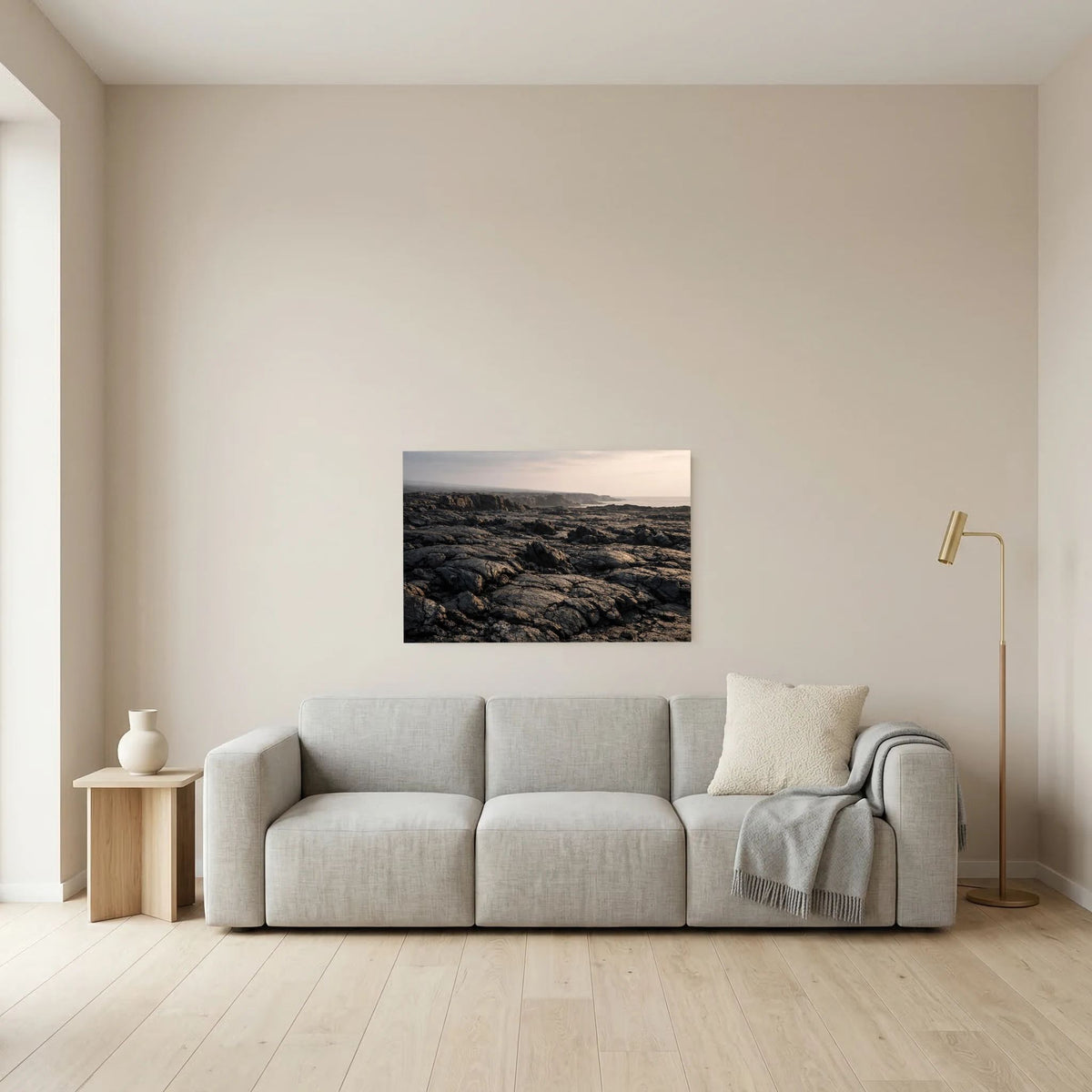 Wandposter mit Lavafeldern an der Küste, dunkle Gesteinstrukturen und querformatige Ansicht